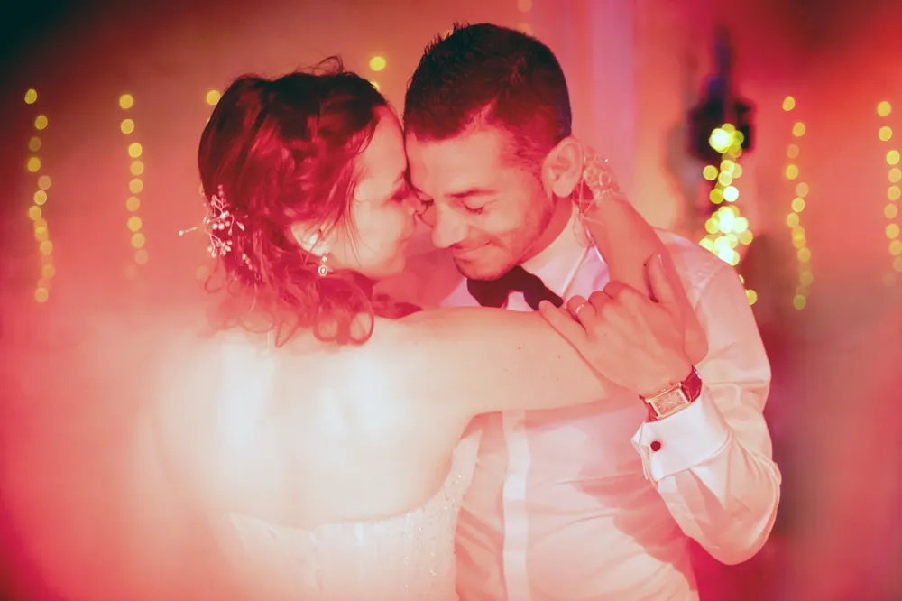 Danse des mariés en soirée — lumière d'ambiance